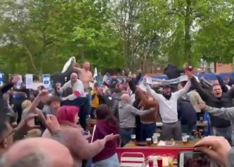 La fiesta de los aficionados del Leicester por la FA Cup