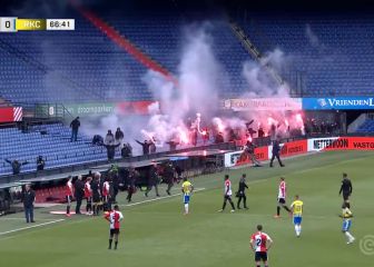 Ultras del Feyenoord irrumpen con bengalas e interrumpen partido