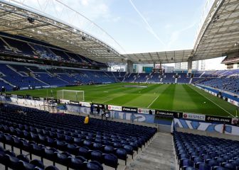 Agentes policiales registran los estadios del Oporto y Portimonense