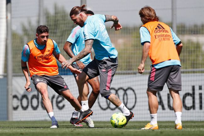 Ramos, entre Valverde y Modric, en el último entrenamiento del Madrid.
