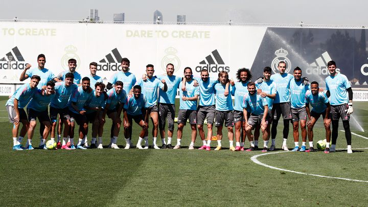 Los jugadores del Madrid posan antes del encuentro ante el Villarreal en el campo de entrenamiento de Valdebebas.