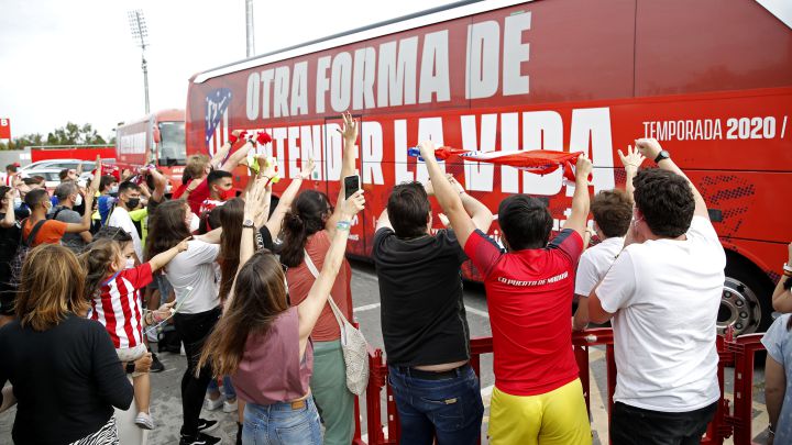 La afición del Atlético despide al autobús que llevó al equipo a Valladolid.