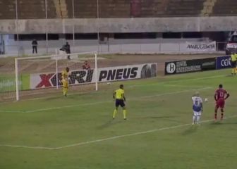 En Brasil no pueden creerlo: va a tirar un penal y el arquero hace esto...