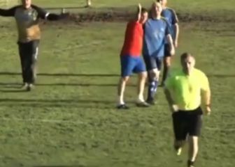El vídeo que triunfa en las redes: un árbitro pide ayuda al cámara para pitar una jugada polémica