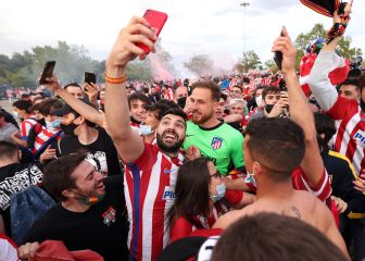 Los jugadores del Atleti celebran LaLiga con la afición en Valladolid