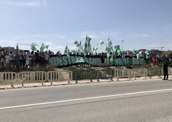 La afición del Elche se vuelca con el recibimiento a su equipo