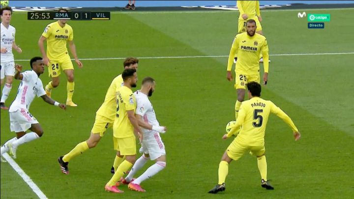 El Real Madrid reclama un penalti por mano de Parejo