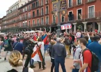 LaLiga está en juego y se nota: los fans del Atlético invaden la  Plaza Mayor de Valladolid