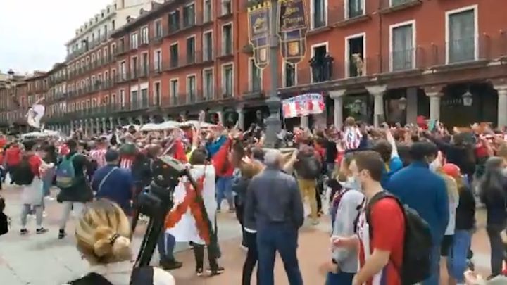 LaLiga está en juego y se nota: los fans del Atlético invaden la  Plaza Mayor de Valladolid