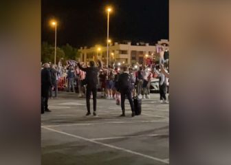 Saltos, cánticos y Simeone desatado en la llegada del Atlético a Majadahonda