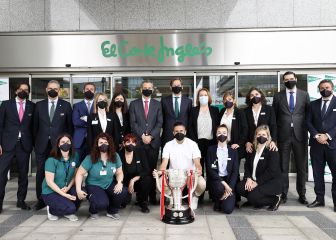 El Atleti, el día tras el título, visita a la UME y el padre Ángel