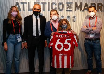 El Atlético cuida y homenajea a sus socios más veteranos