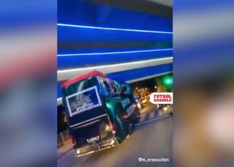 Un equipo celebraba el ascenso en el bus y entran a un túnel: lo que sucedió pudo ser trágico...