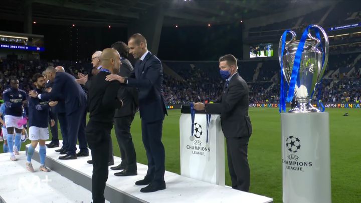 El gesto de Guardiola con la medalla que honra al futbol