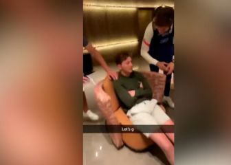Fan del Chelsea se durmió en el lobby del hotel... ¡y lo despertó Marcos Alonso!
