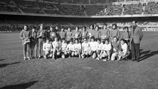 Jugadoras durante el primer partido de fútbol femenino en el Camp Nou en 1970.