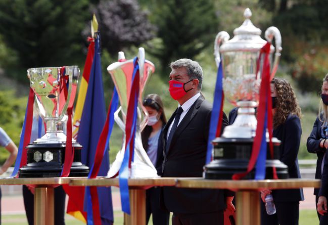 Joan Laporta, presidente del Barça, junto a los trofeos de Liga, Copa y Champions del equipo femenino.