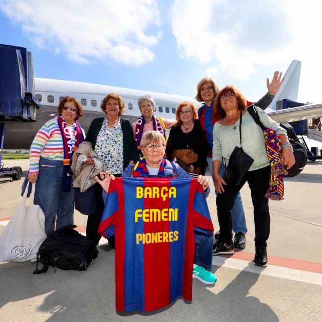 Pioneras del Barça femenino. De izquierda a derecha Carme Nieto, Núria Gómez, Glòria Comas, Maria Teresa Andreu, Pilar Gazulla. Abaix, Lolita Ortiz