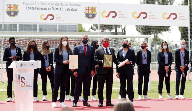 Acto de entrega de la Placa de Oro al Mérito Deportivo al Barça femenino en el CSD. En el centro de la imagen las capitanas del Barça, Alexia Putellas y Vicky Losada, el presidente del Barça, Joan Laporta y el del CSD, Jose Manuel Franco.