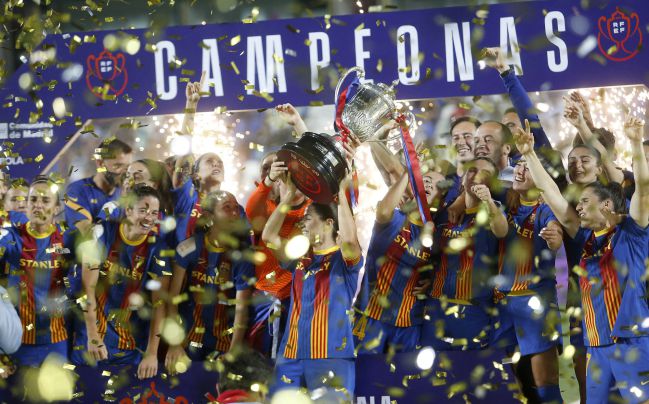 Las jugadora del Barça levantan la Copa de la Reina.