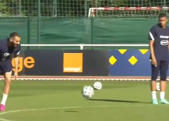 La cara de admiración de Mbappé con Benzema en la práctica de Francia