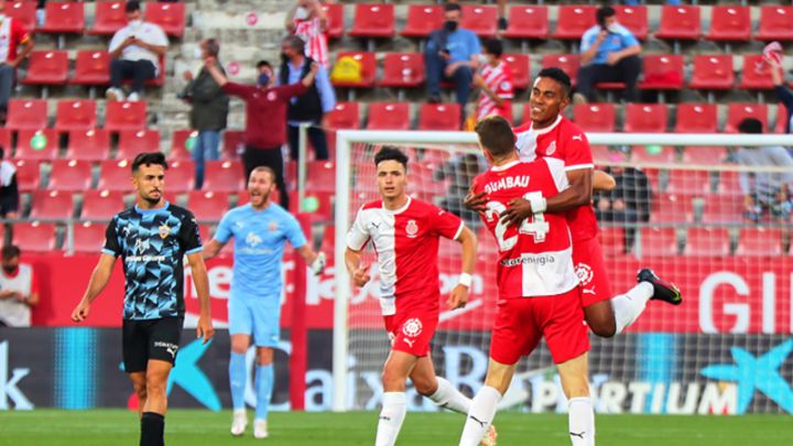 El Girona acribilla al Almería y se asoma a la final del playoff