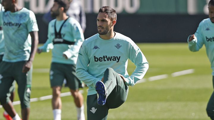 Víctor Ruiz renueva con el Betis hasta 2023