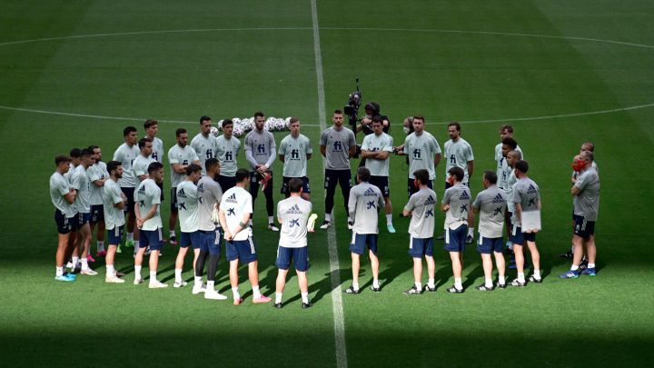 Luis Enrique charla con los internacionales españoles durante el entrenamiento de ayer celebrado en el césped del Wanda Metropolitano