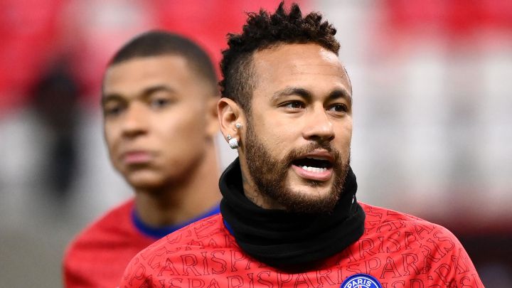 Neymar bloquea a Mbappé