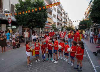 Manolo el del Bombo ya calienta la Eurocopa en Sevilla