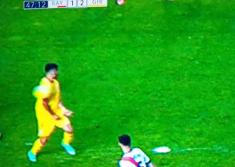 Manotazos y trifulca en Vallecas tras un gol anulado por el VAR