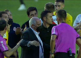 La multitudinaria trifulca del Rayo-Girona con gesto desafiante de Iraola a un canterano del Barça