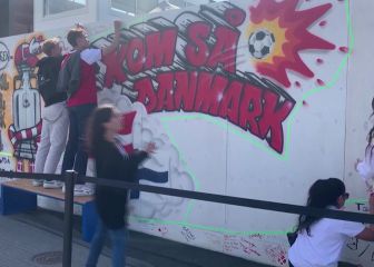 Los aficionados daneses crean una pancarta en apoyo a Eriksen