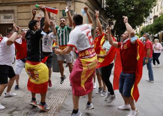Ambiente de fiesta entre los seguidores de España y Polonia