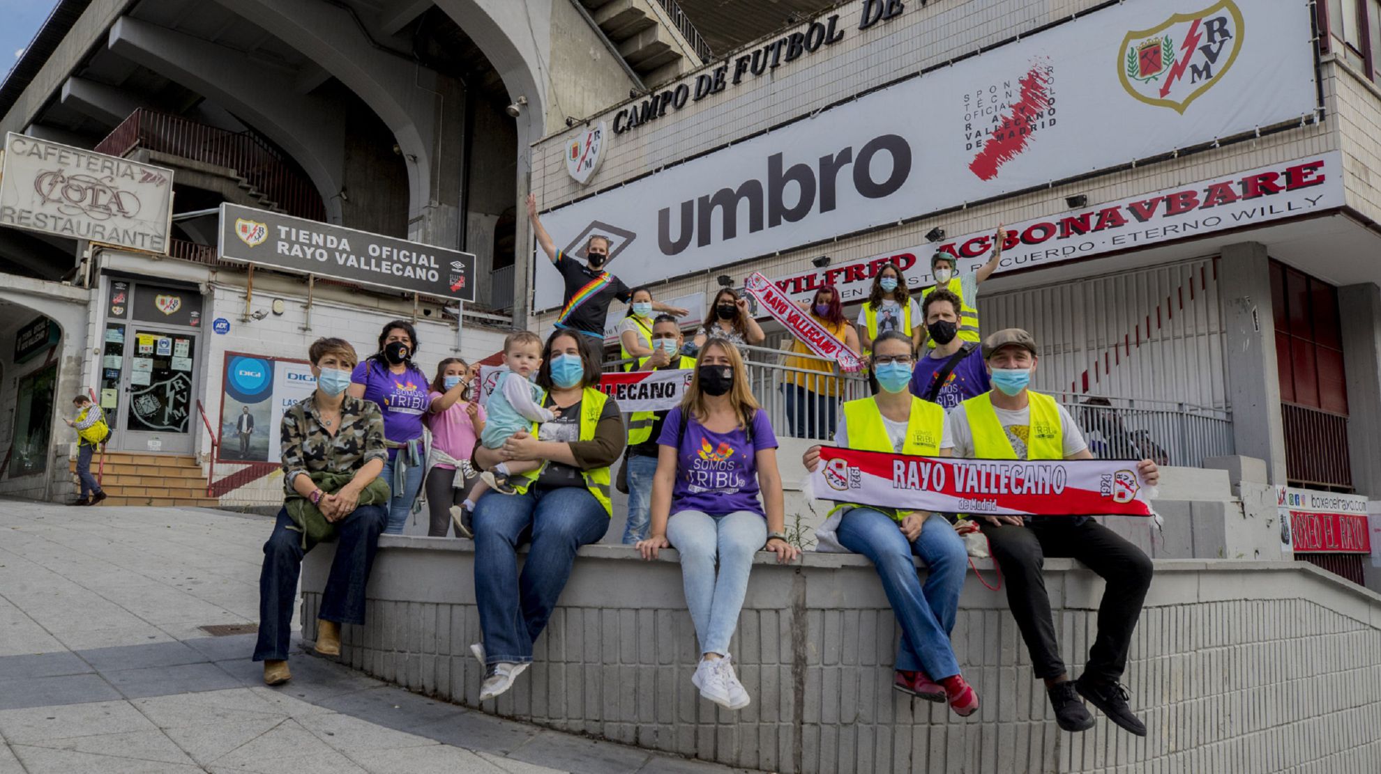 'Somos Tribu Vk' posa en el estadio de Vallecas.