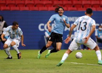 Así revisó el VAR la caída en el área de Cavani ante Argentina
