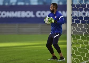 Claudio Bravo ya le 'enseña los guantes' al portugués Rui Silva