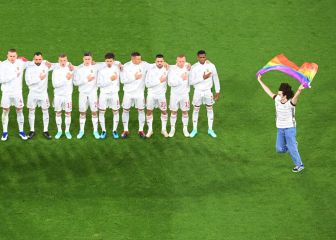 Un espontaneo reivindica el orgullo LGTBI durante el himno húngaro