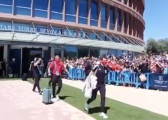 Pelos de punta con Luis Enrique y la afición a la salida del hotel