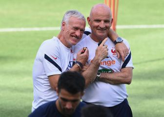 Deschamps se queda encerrado en su terraza y pide ayuda a los aficionados