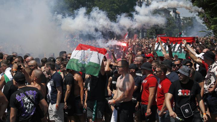 Los aficionados húngaros esperan a la selección en las calles de Budapest.