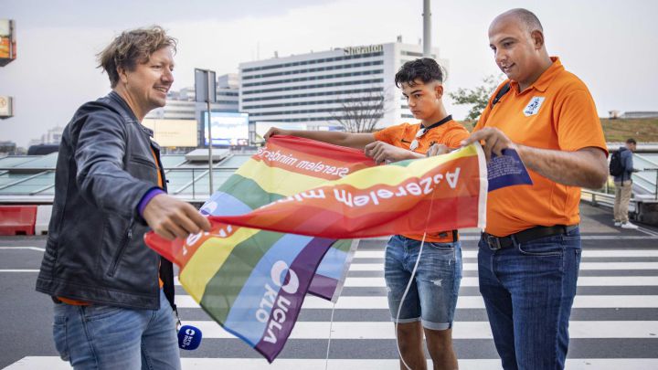 Lío en Budapest con la bandera arcoíris de los aficionados de Países Bajos