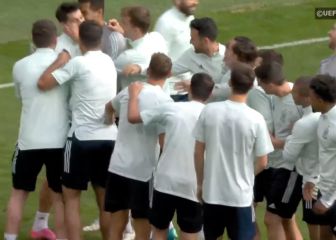 Morata se libra de las collejas en el rondo: vean a Pedri y De Gea y comparen
