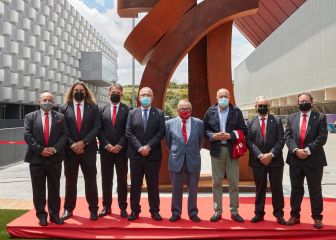 Osasuna presenta la escultura creada con motivo del centenario