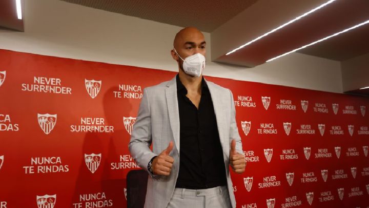 Dmitrovic: "Venir al Sevilla es el paso perfecto para mí"
