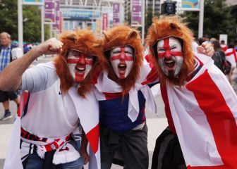 Colorido ambiente en los aledaños de Wembley
