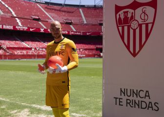 La familia sevillista recibió a lo grande a Dmitrovic