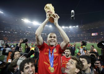 Recuperan una camiseta de Iniesta robada de un expositor