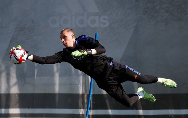 Lunin, en el entrenamiento del Real Madrid.