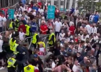 Un centenar de aficionados ingleses siembran el pánico en Wembley